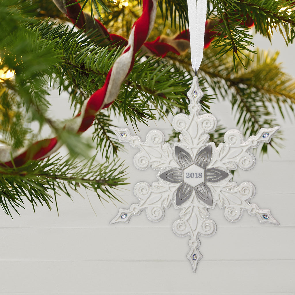 Porcelain Snowflake Christmas Ornament E510311