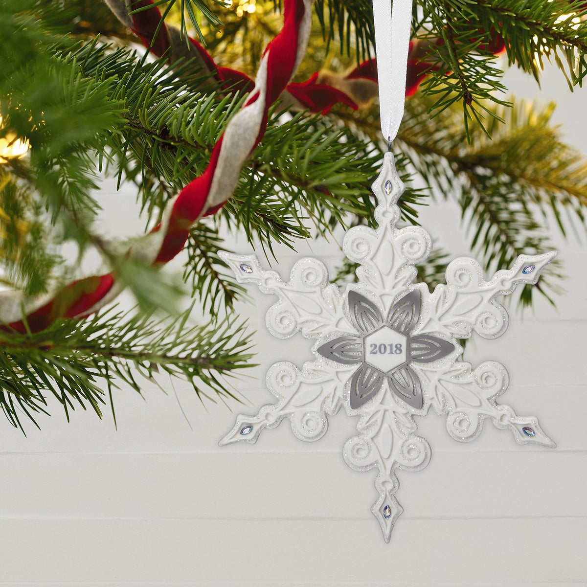 Porcelain Snowflake Christmas Ornament E510311